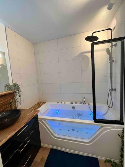 Balneo & Sauna, Sejour Detente Aux Teinturiers - Metro Charpennes - Garage Вильорбан Екстериор снимка