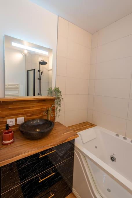 Balneo & Sauna, Sejour Detente Aux Teinturiers - Metro Charpennes - Garage Вильорбан Екстериор снимка