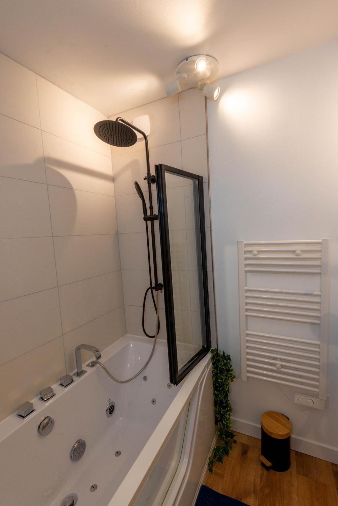 Balneo & Sauna, Sejour Detente Aux Teinturiers - Metro Charpennes - Garage Вильорбан Екстериор снимка